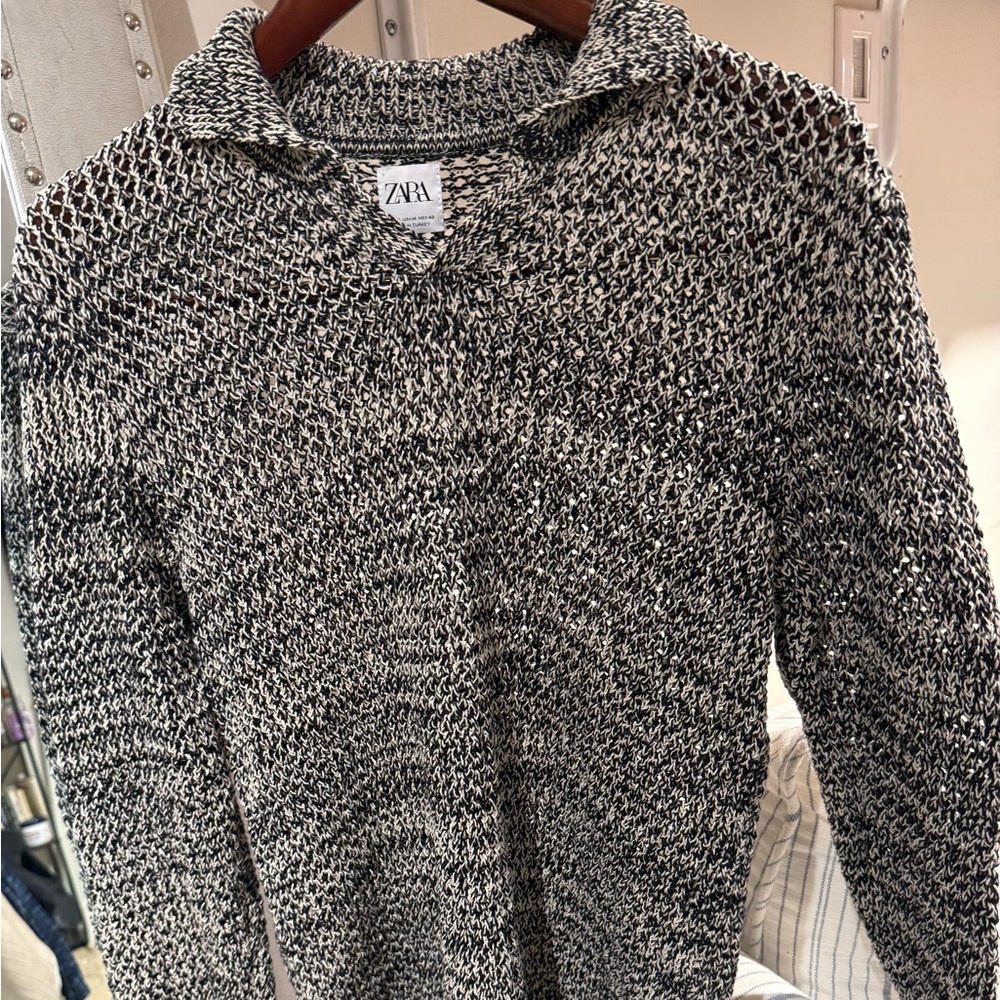 Zara Men's V-Neck Sweater in Black and White